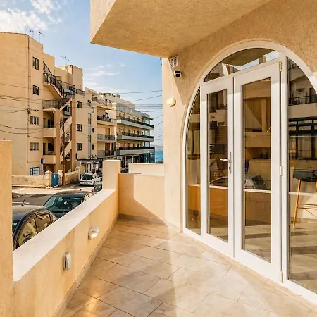 Spacious 3br Terrace Near Qawra Seafront 아파트 *